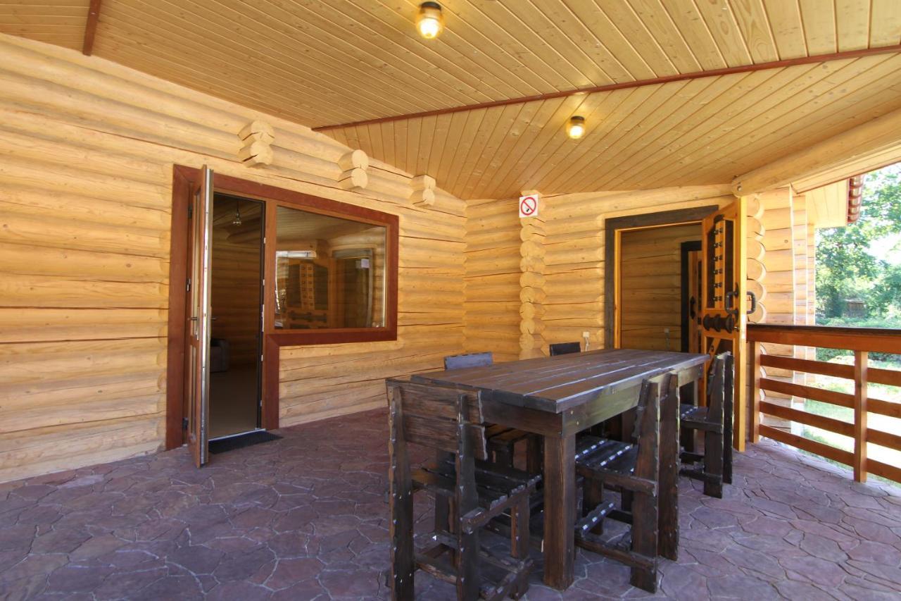 Загородный Комплекс Fort Pirnov Park Pirnove Exterior foto