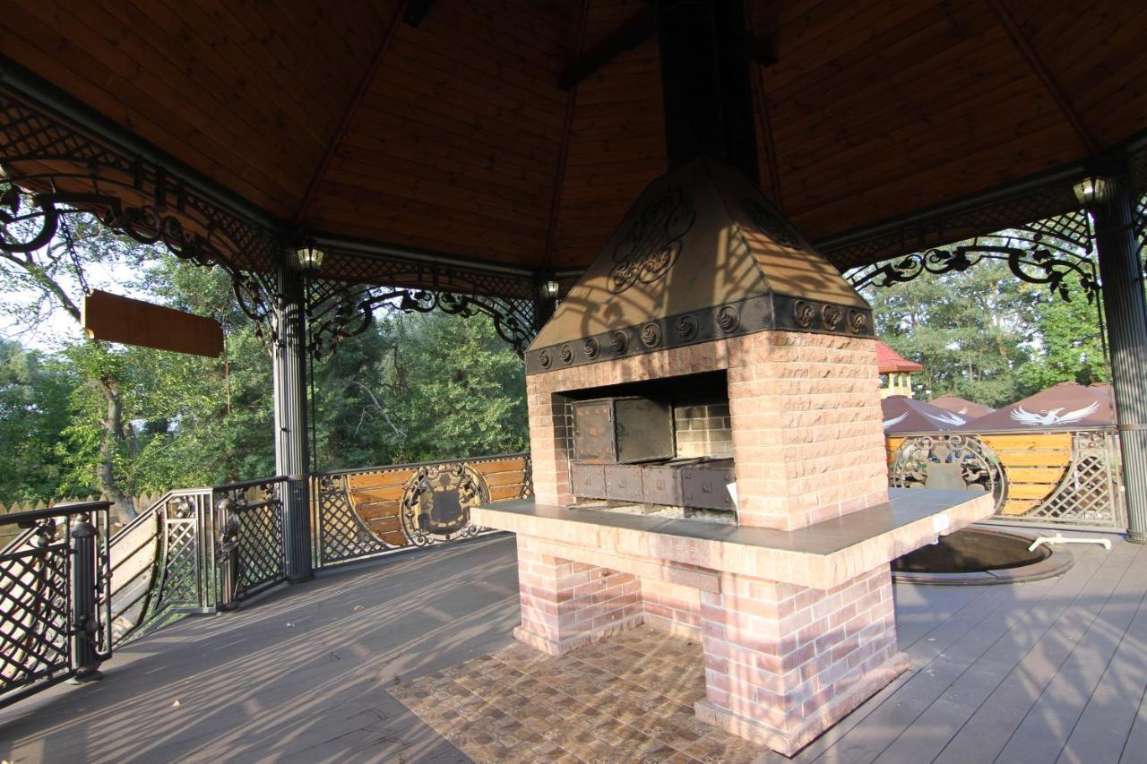Загородный Комплекс Fort Pirnov Park Pirnove Exterior foto