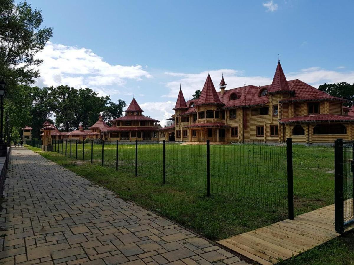Загородный Комплекс Fort Pirnov Park Pirnove Exterior foto