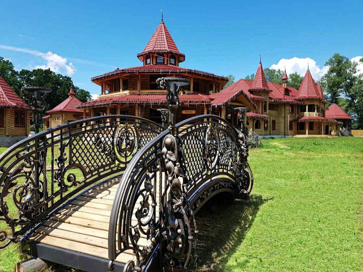 Загородный Комплекс Fort Pirnov Park Pirnove Exterior foto